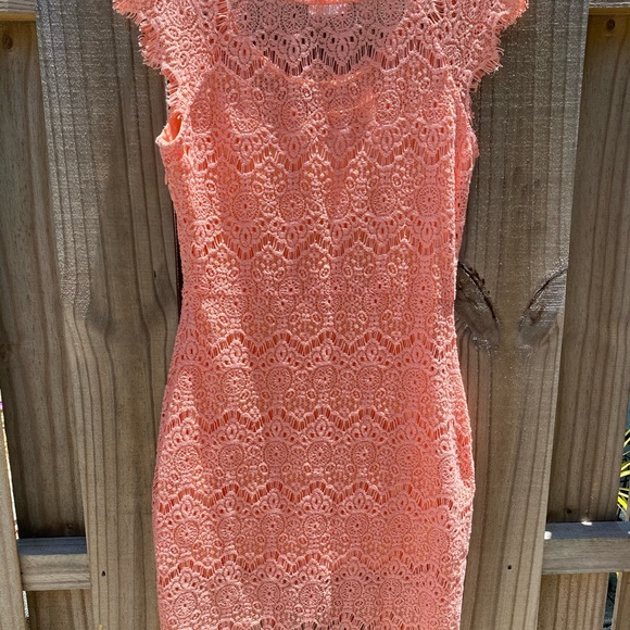 🔥LIKE NEW PEACH COLORED LACE OVERLAY DRESS🔥 - Picture 3 of 4